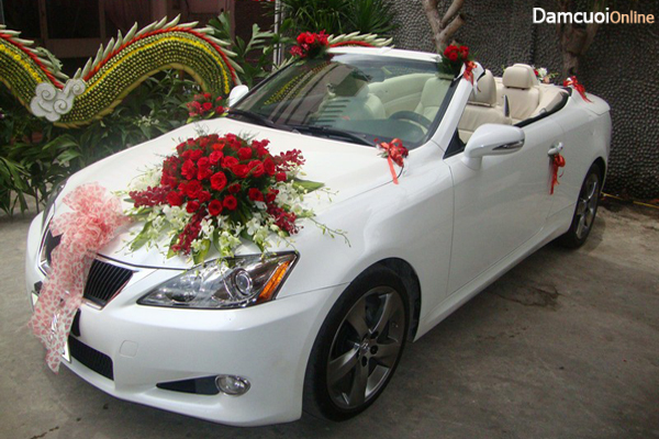 Trang trí xe trắng bằng hoa hồng đỏ
